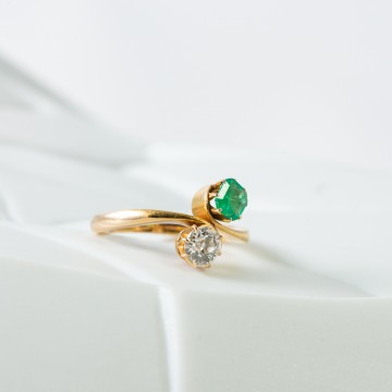 Anello contrarier smeraldo e diamante