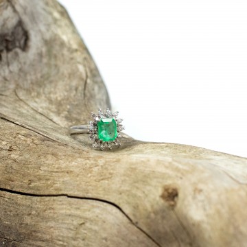 Anello fiore smeraldo e diamanti 1970