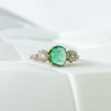 Anello trilogy smeraldo e diamanti inizio 1900